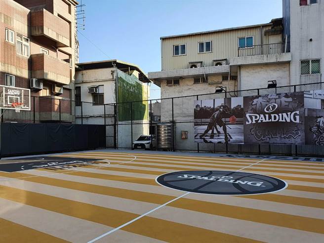 三芝福成篮球场为全国唯一NBA官方指定用球SPALDING （斯伯丁）台湾代理商设计球场，吸引大批篮球迷朝圣。（蔡雯如摄）