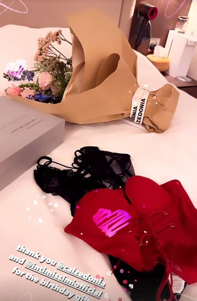 麦明诗收到透视性感睡衣。（图／翻摄自louisa_mak IG）