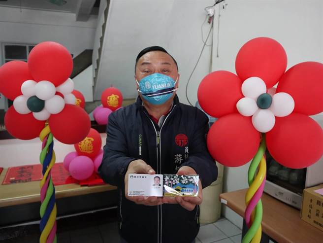 彰化县员林市推出具有悠游卡功能的「员林幸福卡」，可免费搭乘公车、在特约商店消费，办卡还送600元储值金。（公所提供／吴建辉彰化传真）