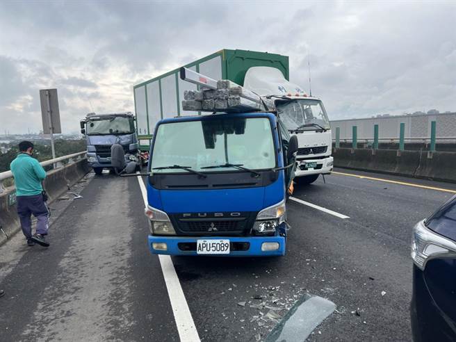 台66西向桃园平镇段5车连环撞肇事驾驶轻微擦伤。(警方提供／吕筱蝉桃园传真)