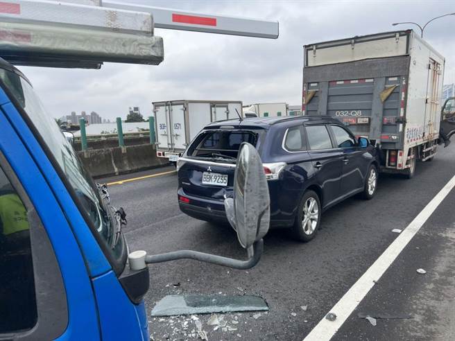 台66西向桃园平镇段5车连环撞肇事驾驶轻微擦伤。(警方提供／吕筱蝉桃园传真)