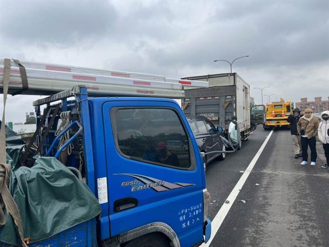 台66西向桃园平镇段5车连环撞肇事驾驶轻微擦伤。(警方提供／吕筱蝉桃园传真)