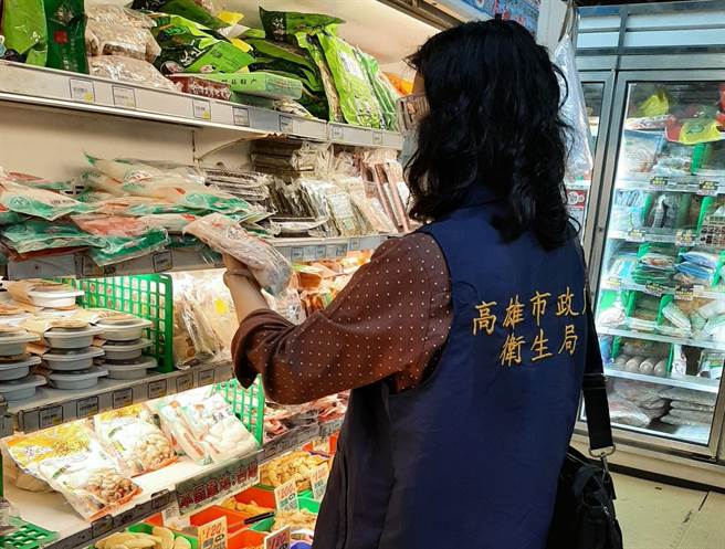 高市衛生局稽查傳統市場、果菜市場、餐飲業、大賣場及超市等通路販售的生鮮蔬果，公布12件蔬果農藥殘留不合格名單。（高市衛生局提供／袁庭堯高雄傳真）
