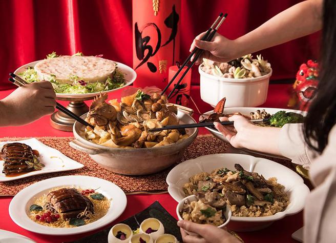 （六福旅游集团看准走春围炉聚餐需求更为旺盛，推出多种围炉迎春方案，从精致小家庭、到多代同堂都能满足。图／六福旅游集团）