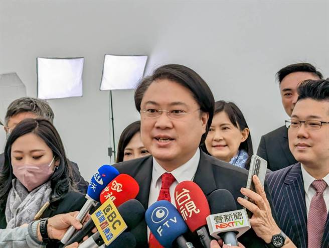 基隆市长林右昌表示，基隆捷运是基隆人长年以来期盼以久的交通建设，他希望新市府团队能接续推动，未来他不管在担任什么职务，都会尽力协助。（张志康摄）