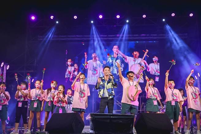 由屏县府举办的半岛歌谣祭荣获「2022 Taiwan Design Best 100」奖项，今年共获国内外3大设计奖。（屏县府提供／谢佳潾屏东传真）