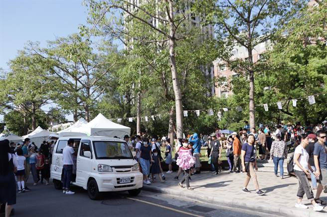 17日下午在幸福广场另有「吃货市集」为当晚的感恩晚会暖身。（新竹市政府提供／陈育贤新竹传真）