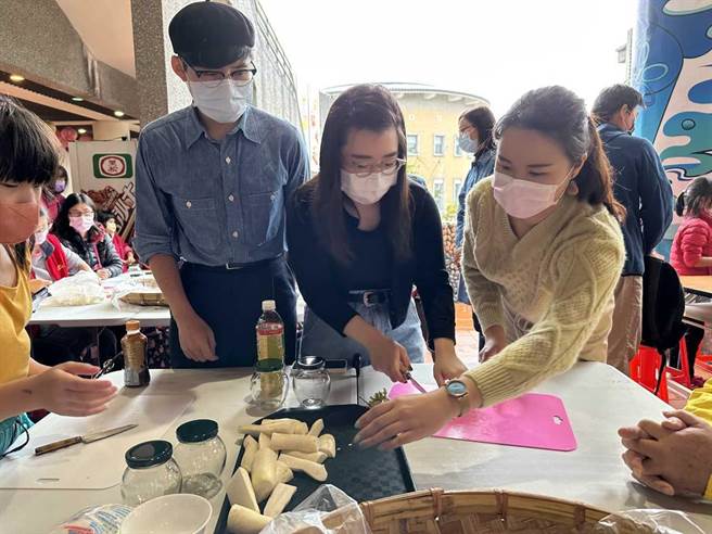 新北市客家局主办客家冬藏活动，从高雄美浓客庄产地直送新鲜腌制白玉萝卜，让参与民眾认识客家腌渍的惜食精神、环境教育，藉此行销客庄农特产。（客家局提供）