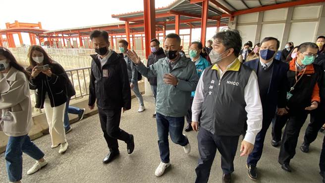 中央流行疫情指挥中心指挥官王必胜(右3)今早在金门县长杨镇浯(右4)陪同下视察小三通动线。(于家麒摄)