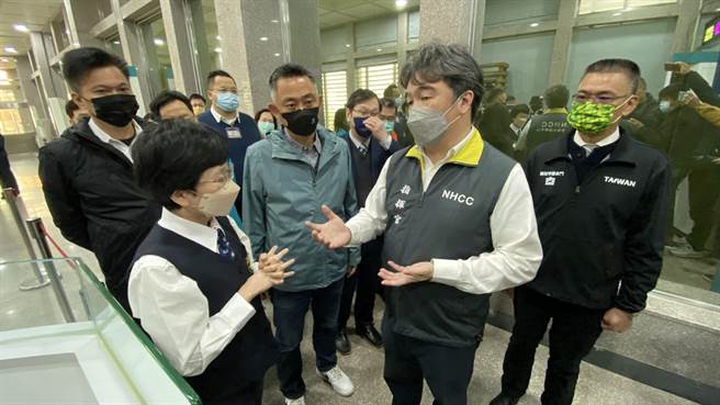 对于整个小三通入境流程与动线，王必胜(右2)表示暂无需要加强的部分。(于家麒摄)