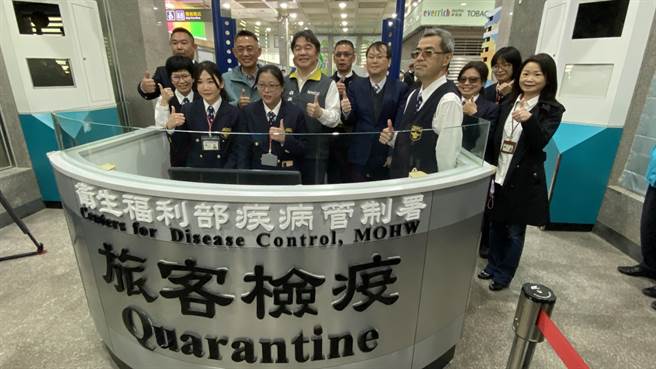 王必胜(2排左3)与第一线防疫人员合影留念，慰问他们的辛劳。(于家麒摄)