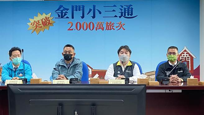 码头入境动线现勘结束后，王必胜(右2)听取各相关部门的简报与意见交流。(于家麒摄)