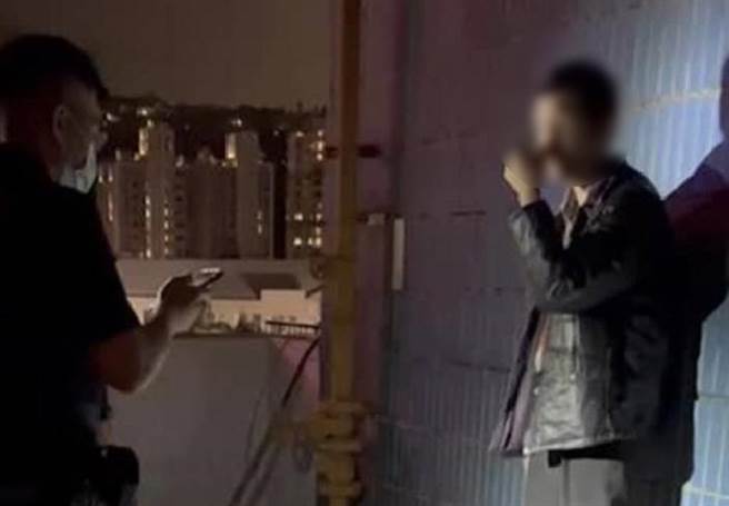 檢察官認為丟擲石塊的男子並非要傷害路人，依法予以不起訴。（翻攝畫面）