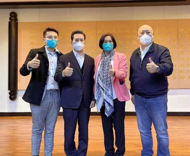 金门县长当选人陈福海(左2)昨(12日)飞抵厦门与立委陈玉珍(右2)会合。(陈福海办公室提供)