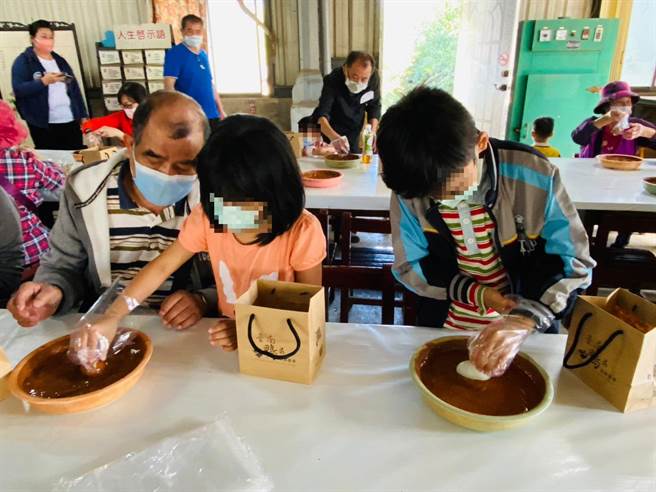 台湾世界展望会安排孩子体验手作DIY课程。（台湾世界展望会提供／林瑞益高雄传真）
