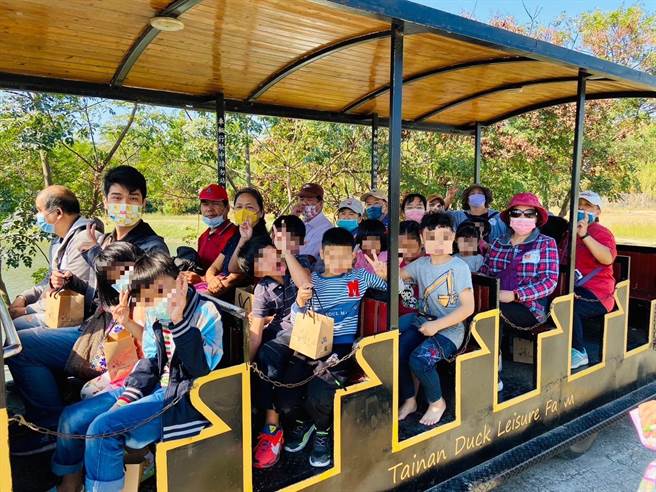 台湾世界展望会安排孩子到台南鸭庄休閒农场搭乘游园小火车。（台湾世界展望会提供／林瑞益高雄传真）
