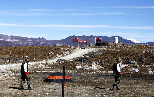印度軍隊與中國大陸解放軍傳出9日在印度北邊的阿魯納查省（Arunachal Pradesh）邊界地帶爆發流血衝突，印媒報導印度戰機緊急升空2至3次。圖為2012年阿魯納查省邦拉（Bumla）一帶的「中印實際控制線」資料照。（資料照／美聯社）