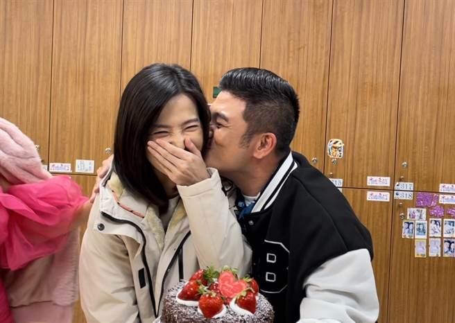 马国毕强吻寿星楚宣。（民视提供）