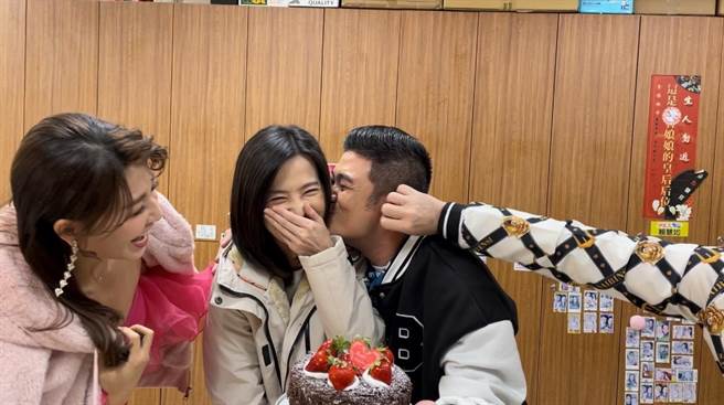 马国毕强吻寿星楚宣引起公愤，被同剧演员小甜甜（张可昀）大骂太噁心。（民视提供）