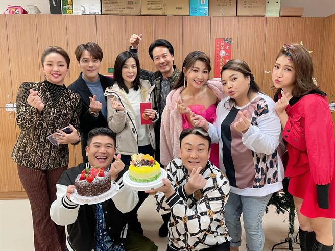 八点檔《市井豪门》剧组为艺人楚宣庆祝41岁生日。（民视提供）