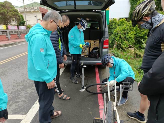 学生在旅途中必须学习如何解决骑乘单车的突发状况。（后厝国小提供／蔡明亘桃园传真）