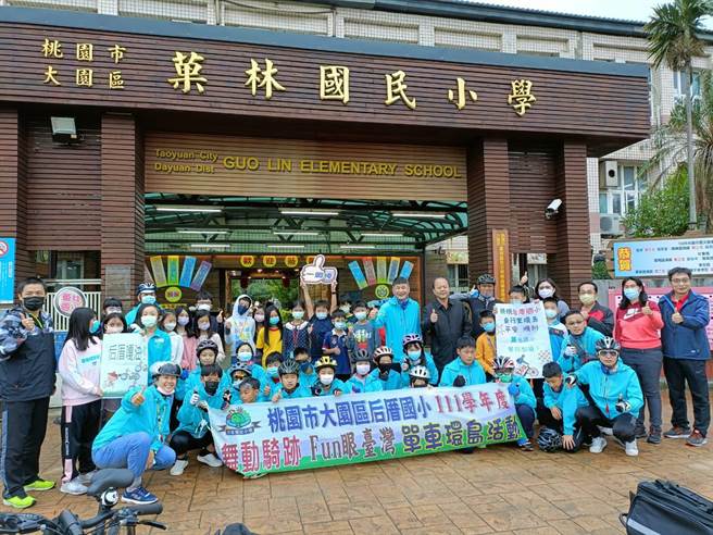 后厝国小路骑暖身训练到菓林国小，师生为团队加油打气。（后厝国小提供／蔡明亘桃园传真）