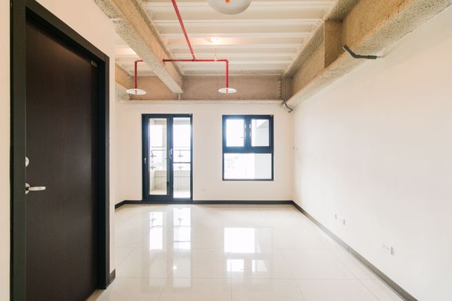 婚房除了头期和贷款，还有购屋后的装修、家电、家具等必要支出，以及仲介服务费、代书费用等隐形成本，永庆房产专家建议，首购族应「聪明买房」先求有再求好。(图/永庆房屋提供)