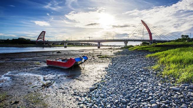 二河局为处理头前溪出海口废弃物清理问题，将邀相关单位成立「川废跨域平台」。（罗浚滨摄）