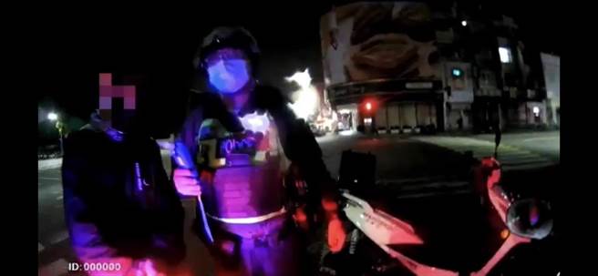 40岁的泰国籍拉姓男移工日前酒后骑电动自行车。（翻摄照片／高雄洪靖宜传真）