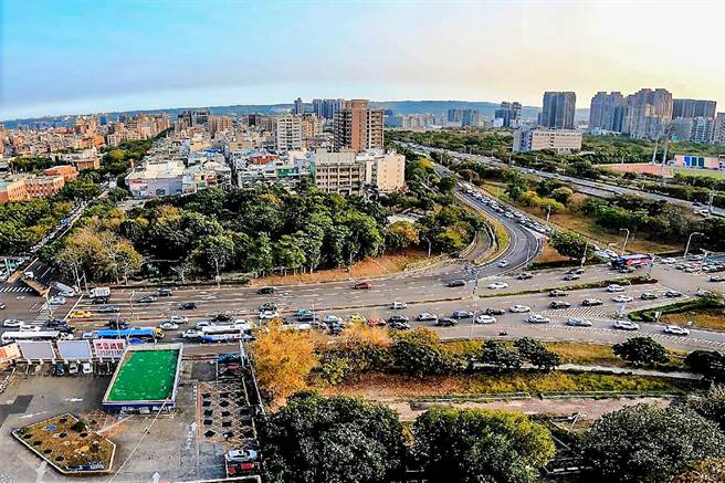 县府办理「竹北交流道周边智慧交通管理控制系统建置计画」，在23处路口完成智慧交控 ，上路半个月来减少上班族10％行车时间，获交通部肯定。（新竹县政府提供／罗浚滨新竹传真）