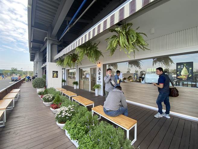 新化果菜市场商店街布置得相当用心，也吸引游客驻足停留。(曹婷婷摄)