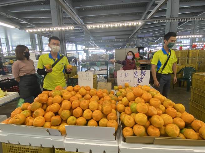 新化果菜市场3个月吸客逾40万，摊商说搬新家后业绩成长约3成，笑得合不拢嘴。(曹婷婷摄)