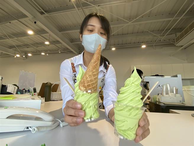 当地店家以当季哈密瓜制成的霜淇淋。(曹婷婷摄)