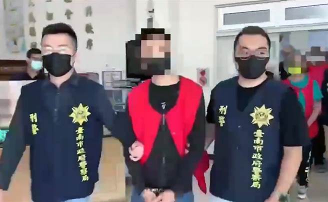 台南市警方将涉嫌伙眾暴力讨债的林姓男子等人依法送办。（读者提供／洪荣志台南传真）