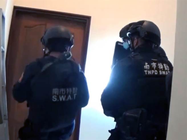 台南市警方拂晓攻坚破获暴力讨债集团。（读者提供／洪荣志台南传真）