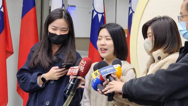 徐巧芯说，不知道「只是堵蓝」背后的真名，但最近会有媒体披露该粉专内部内容。（李奇叡摄）