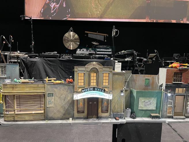 微縮多媒體劇場作品《蚊子爵士夢》以8台即時攝影機、75隻戲偶、20個微型佈景天衣無縫的運鏡接拍，在劇院即時顯像搭配現場音樂演奏(衛武營國家藝術文化中心提供)