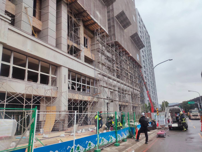 新庄工地意外！47岁工人10楼失足坠落，送医命危中。(民眾提供)