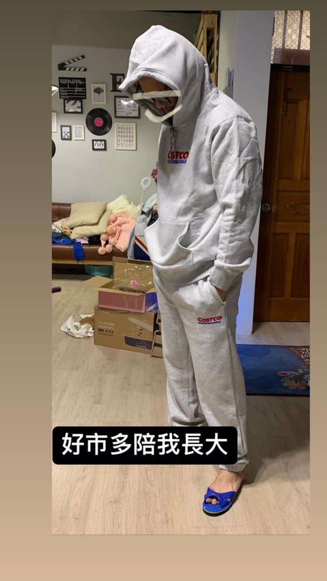 一名网友购入好市多今年新推出的联名帽T，实穿图引起网友讨论。（图／网友授权提供）