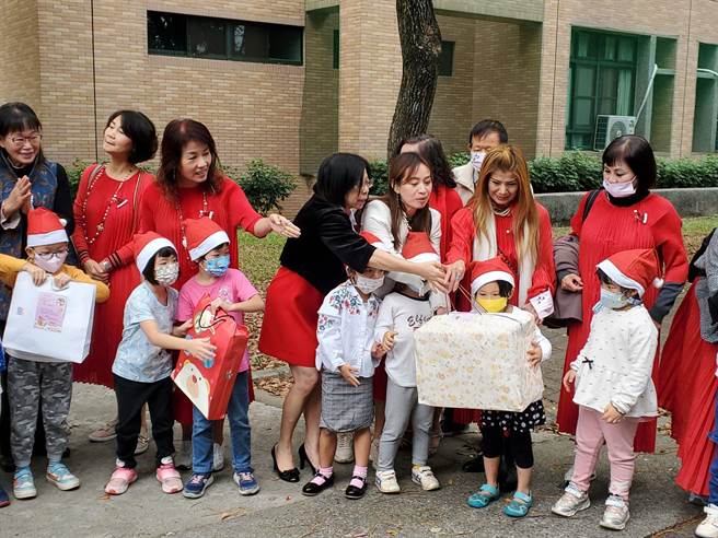 520份礼物在歌声中逐一接龙传递到游览车上，载到虎尾云林家中心，再分送受扶助的儿童们。（周丽兰摄）