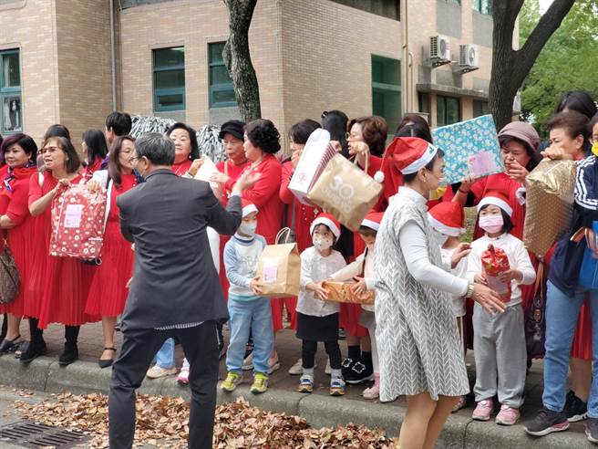 520份礼物在歌声中逐一接龙传递到游览车上，载到虎尾云林家中心，再分送受扶助的儿童们。（周丽兰摄）