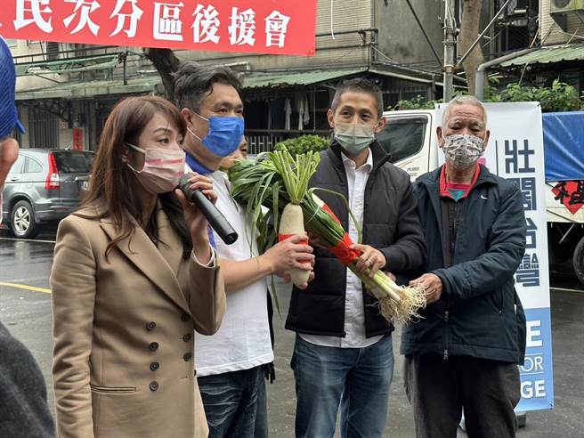 民进党立委补选参选人吴怡农今天下午在民进党议员许淑华陪同下，举行北松山三民次分区后援会成立大会。（杨亚璇摄）