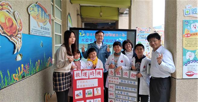 教育局长张明文至野柳国小关心水蓝奇石海洋风的健康中心。（新北市教育局提供）