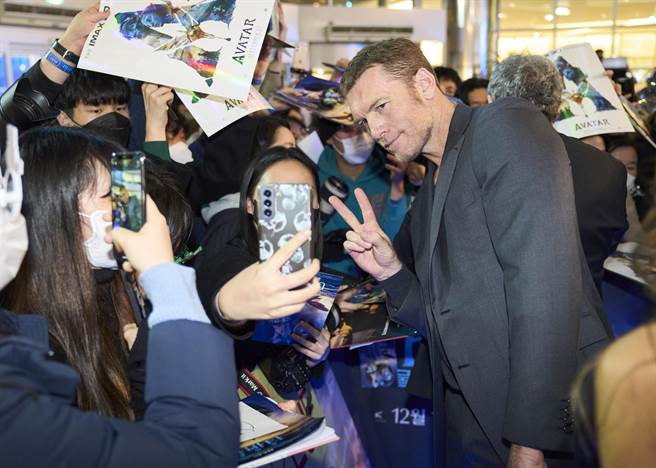 山姆沃辛顿回归主演《阿凡达：水之道》，现正全球勤跑宣传。（迪士尼提供）