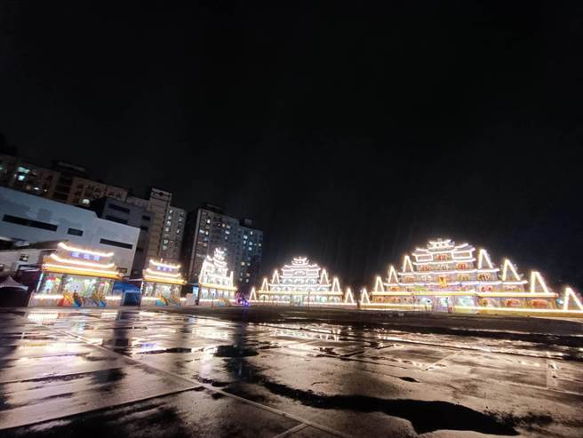 桃園平鎮褒忠祠本月14至18日將舉行五朝圓醮活動，本次共設立7座醮壇，夜晚點燈後相當吸睛。(廟方提供／呂筱蟬桃園傳真)