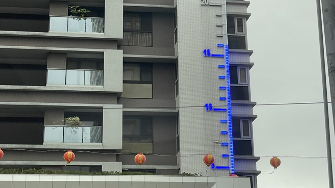 一名男网友表示，昨日下午发现某处的社区大楼外墙有巨大温度计。（图／网友授权提供）