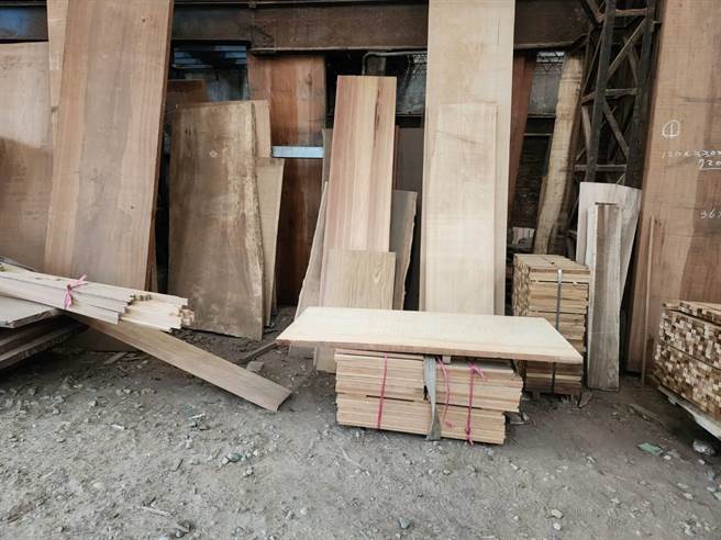 大溪一家木材廠遭化工廠負責人提告珍稀古木交貨時一半消失，因而提告侵占。(翻攝照片／呂筱蟬桃園傳真)