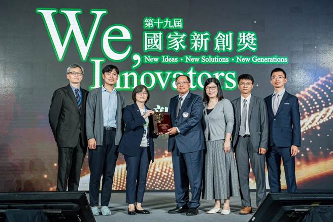 新引进的「全髋植入物手术导引系统」，术前可用AI动态模拟最佳化植入角度，并搭配3D列印导板精准植入，本月初获得「国家新创奖」肯定。（亚大附医提供／潘虹恩台中传真）