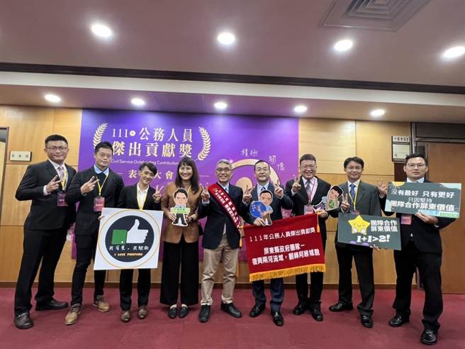 屏东县府团队再创荣耀，二度荣获公务人员杰出贡献奖团体奖。(屏县府提供)