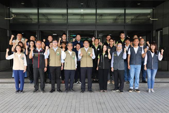 屏东县府团队再创荣耀，二度荣获公务人员杰出贡献奖团体奖。(屏县府提供)